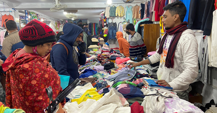 মুন্সিগঞ্জে শীতের পোশাক কেনার ধুম, দাম বেশি নেওয়ার অভিযোগ