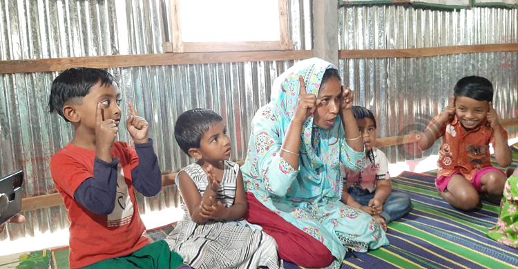 ঘরের কাজকর্মের ব্যস্ততায় অনেক মা তার শিশুকে আঁচল কেন্দ্রে রেখে আসেন