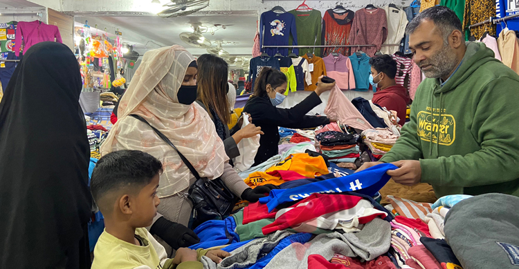 মুন্সিগঞ্জে শীতের পোশাক কেনার ধুম, দাম বেশি নেওয়ার অভিযোগ