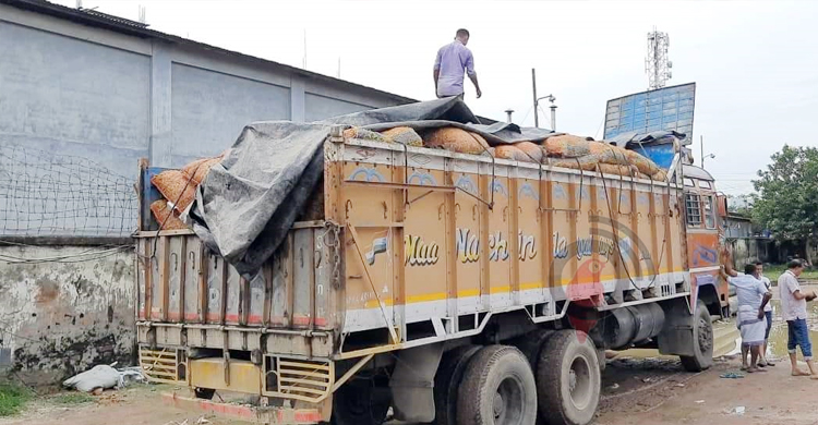 হিলি বন্দর দিয়ে কাঁচামরিচ আমদানি শুরু, কমেছে দাম