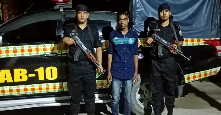 ধারালো অস্ত্রের ভয় দেখিয়ে মালামাল লুট করতেন তারা