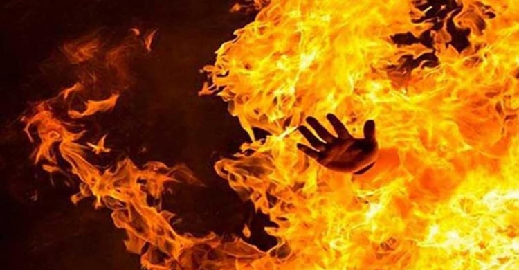 গ্রেফতার এড়াতে শরীরে পেট্রল ঢেলে আত্মহত্যা