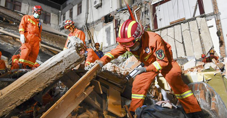 8 dead in hotel collapse in city in eastern China