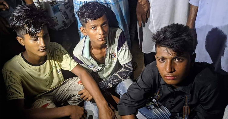 যাত্রীবেশে অটোরিকশায় ছিনতাই, আটক ৩