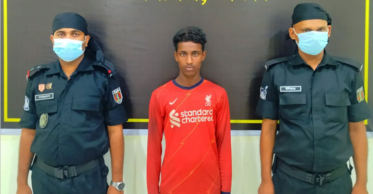 পথচারীদের ছুরি দেখিয়ে টাকা-মোবাইল ছিনতাই, গ্রেফতার ৫