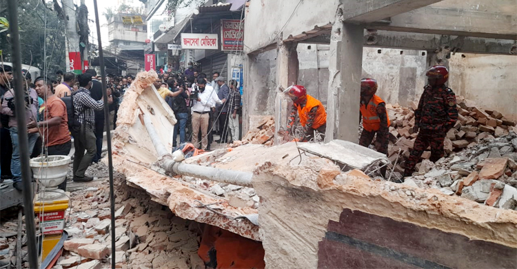 চট্টগ্রামে পুরোনো ভবনের দেওয়াল ধসে এক ব্যক্তির মৃত্যু