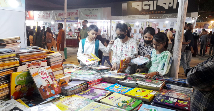 শেষ দিনে জমজমাট চট্টগ্রামের বইমেলা
