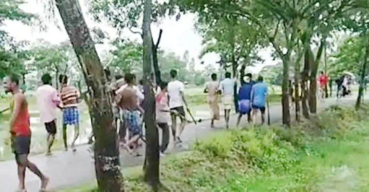 মসজিদের মাইকে ঘোষণা দিয়ে দুই গ্রামবাসীর মধ্যে সংঘর্ষ, আহত ১৫