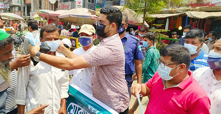 লোহাগাড়া প্রেস ক্লাবের উদ্যোগে মাস্ক বিতরণ