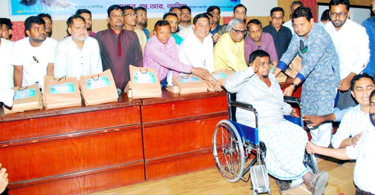 চট্টগ্রামে ১০ বীর মুক্তিযোদ্ধাকে হুইলচেয়ার উপহার
