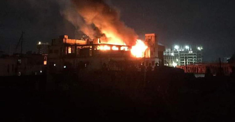 চট্টগ্রামে হোটেল সফিনায় আগুন