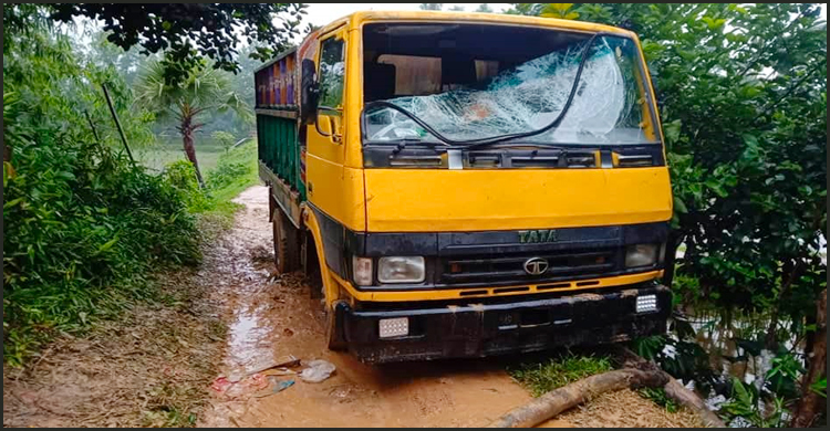 কাদায় আটকে গরুসহ ট্রাক ফেলে পালালো চোরের দল