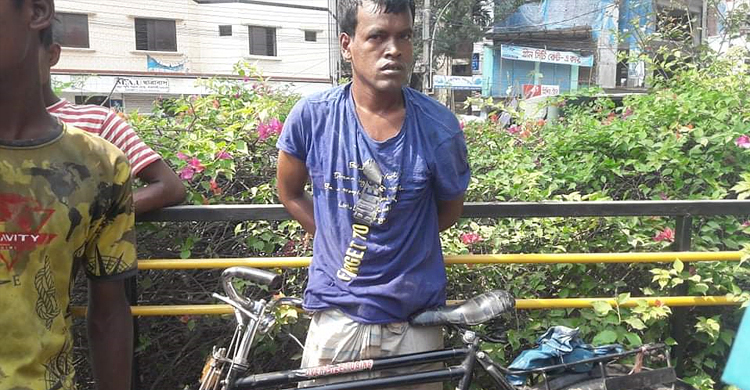 সাইকেল নিয়ে পালানোর সময় অটোরিকশায় ধাক্কা, পুলিশে দিলো জনতা