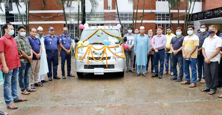 বিদায়বেলায় সুসজ্জিত গাড়িতে বাড়ি গেলেন কনস্টেবল দলিলুর