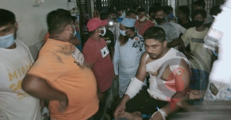 হাসপাতালে ঢুকেও সাংবাদিককে কোপাল ছাত্রলীগের নেতাকর্মীরা