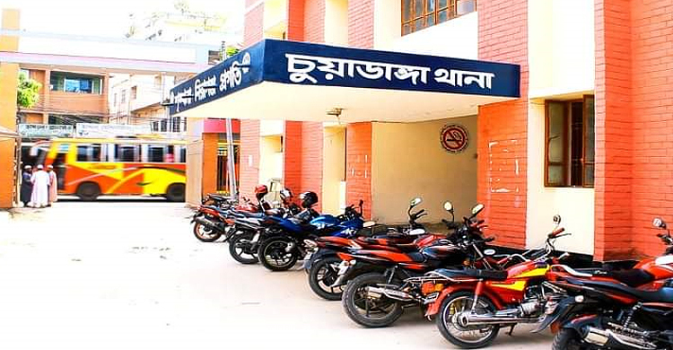 গভীর রাতে বিশ্ববিদ্যালয় শিক্ষার্থীর বুকে পিস্তল ঠেকিয়ে ছিনতাই