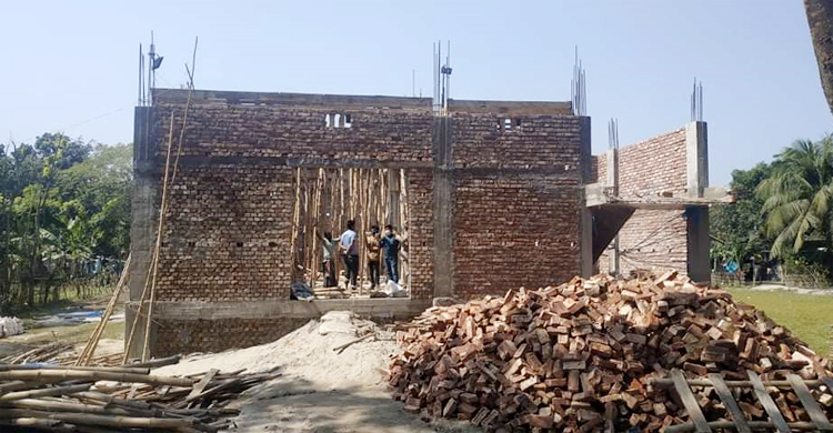 উচ্চ আদালতের নিষেধাজ্ঞার পরও চলছে গুদামঘর নির্মাণকাজ