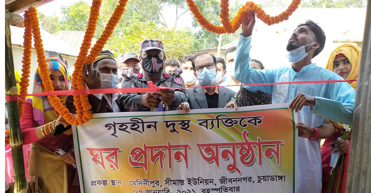 হতদরিদ্র আলতাপের জন্য ঘর বানিয়ে দিলেন স্বেচ্ছাসেবকরা