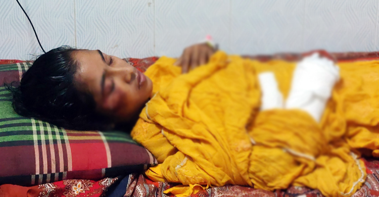 মেহেদী রাঙা হাতে ক্যানুলা, স্বামীকে দেখতে অস্থির সোনিয়া