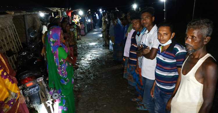 জোর করে বাওড়ের মাছ ধরে যুবলীগ নেতাকর্মীরা, বাধা দিলে মারধর