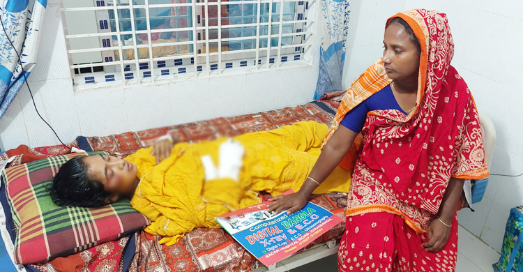 মেহেদী রাঙা হাতে ক্যানুলা, স্বামীকে দেখতে অস্থির সোনিয়া