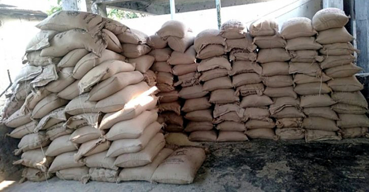 ব্যবসায়ীর গোডাউনে ১০০ বস্তা পচা চাল, ৫০ বস্তা পানিতে