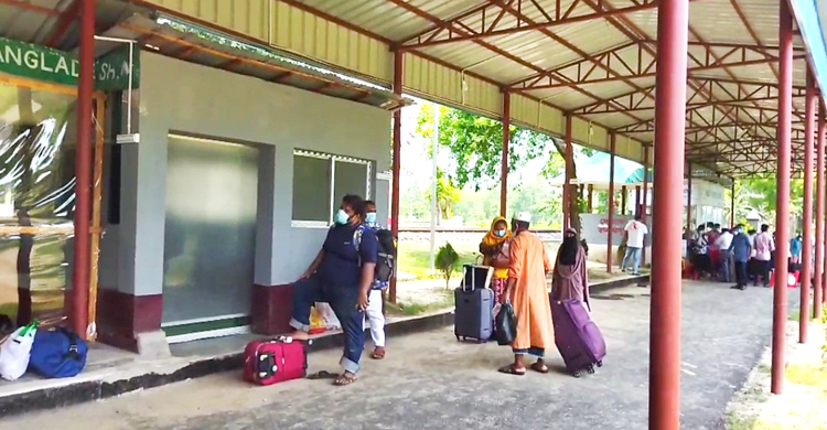 দর্শনা চেকপোস্ট দিয়ে ফিরলেন আরও ২৪ বাংলাদেশি