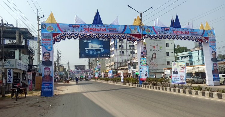 শহর ছেয়ে গেছে ব্যানার-ফেস্টুনে, বইছে উৎসবের আমেজ