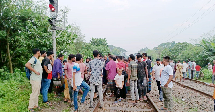 সিগন্যালে নাম-ঠিকানা লিখে ট্রেনের নিচে যুবকের ঝাঁপ