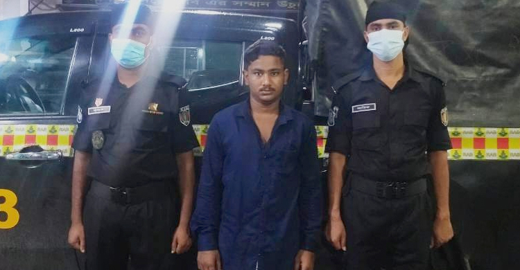 পূজামণ্ডপে মোবাইলফোন ছিনিয়ে দৌড়, ধাওয়া করে ধরল র্যাব