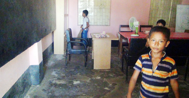 বেলা ১১টায়ও শিক্ষক আসেননি, শ্রেণিকক্ষ ঝাড়ু দিলো শিক্ষার্থীরা