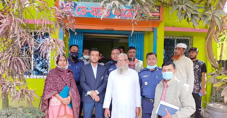 মানুষের সঙ্গে গরু-ছাগলের চিকিৎসাও করেন হাতুড়ে ডাক্তার