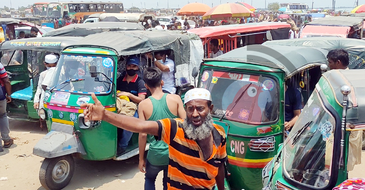 শিমুলিয়া ঘাটে সিএনজি চালকদের ব্যবসা তুঙ্গে
