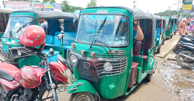 সিরাজগঞ্জে সন্ধ্যা হলেই অটোরিকশার ভাড়া দ্বিগুণ