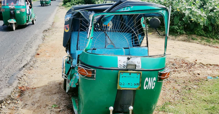 দাঁড়িয়ে থাকা অটোরিকশায় ট্রাকের ধাক্কায় নিহত ১