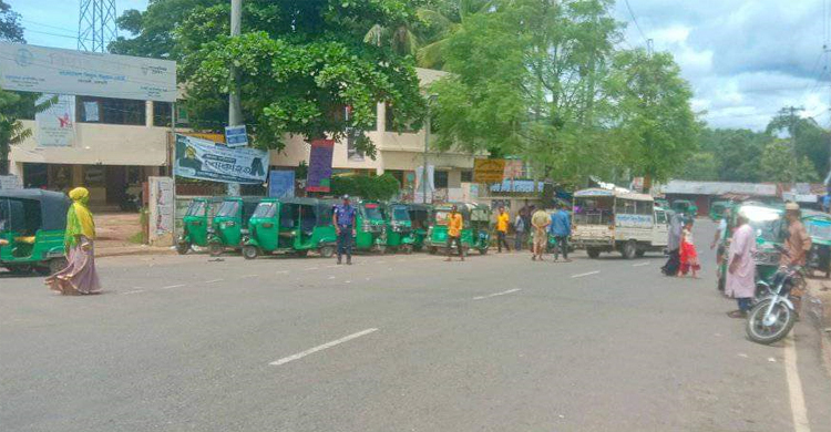 ভাড়া নিয়ে দ্বন্দ্বে চালককে মারধর, রাঙ্গামাটিতে অটোরিকশা বন্ধ