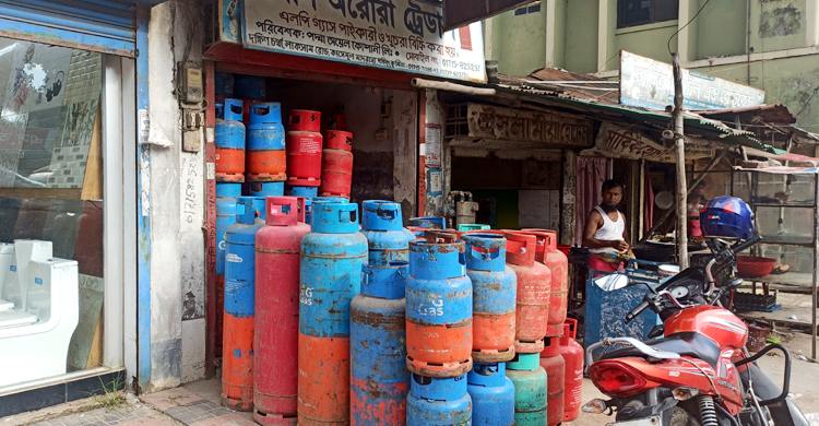 কুমিল্লায় নির্ধারিত দামে মিলছে না এলপি গ্যাস