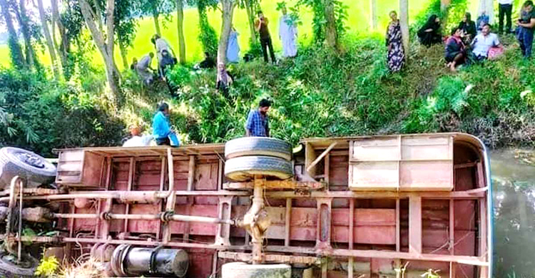 ফোনে কথা বলছিলেন চালক, যাত্রীবাহী বাস খালে