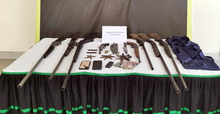 টেকনাফে অস্ত্র-গুলিসহ ২ ডাকাত সদস্য আটক