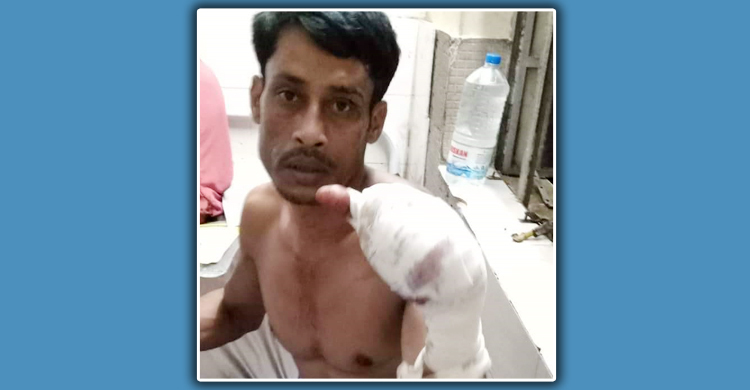 খেলায় শিশুদের তর্ক, প্রতিপক্ষের দায়ের কোপে যুবকের হাত বিচ্ছিন্ন