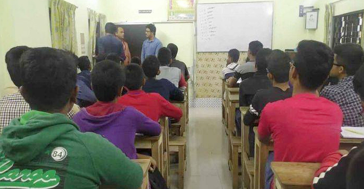 গাদাগাদি করে বসিয়ে কোচিং করানোয় প্রধান শিক্ষককে জরিমানা