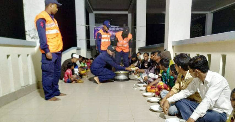 বুলবুলে ক্ষতিগ্রস্ত মানুষের পাশে কোস্টগার্ড