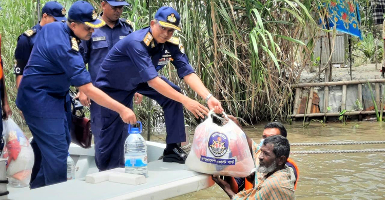 বন্যার্তদের মাঝে কোস্টগার্ড মহাপরিচালকের ত্রাণ বিতরণ