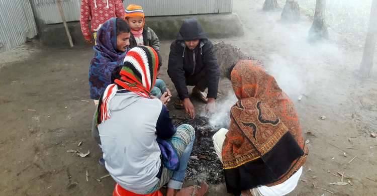 কনকনে ঠান্ডায় আগুনই যেন একমাত্র সম্বল