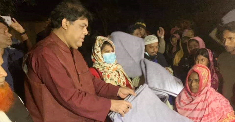 শীতার্তদের বাড়িতে কম্বল পৌঁছে দিচ্ছেন এমপি-ইউএনও