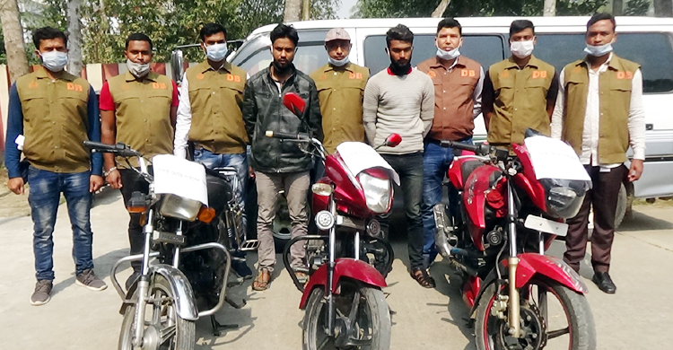 ৩ চোরাই মোটরসাইকেলসহ আটক ২