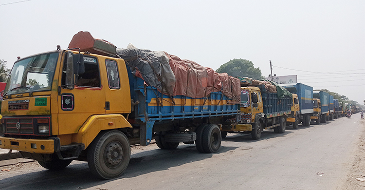 দৌলতদিয়ায় ফেরি বন্ধ, অপেক্ষায় কয়েকশ পণ্যবাহী ট্রাক