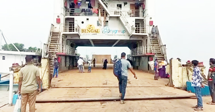 চাপ নেই দৌলতদিয়ায়, যানবাহনের অপেক্ষায় ফেরি