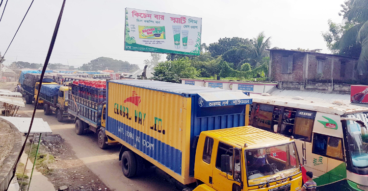 দৌলতদিয়ায় পদ্মাপারের অপেক্ষায় শত শত যানবাহন