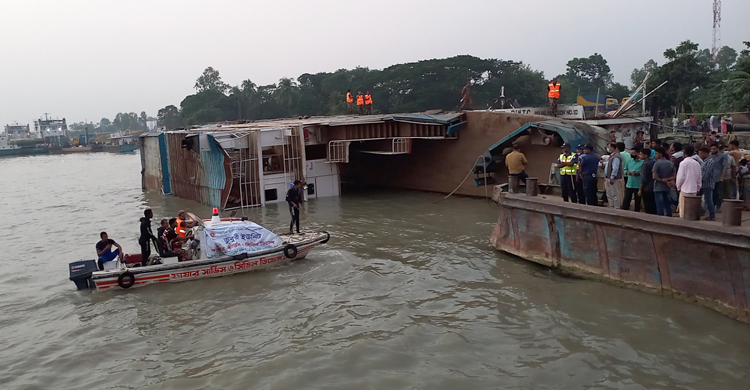 ফেরি ডুবি: দ্বিতীয় দিনের উদ্ধার অভিযান স্থগিত